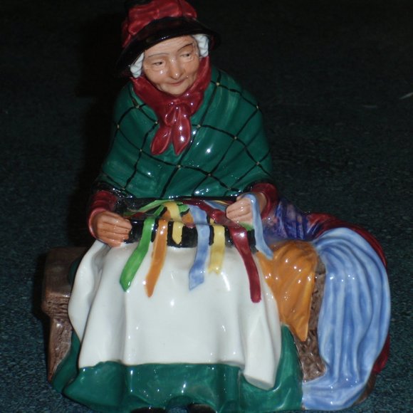 Royal Doulton Figurine HN2017 "Silks And Ribbons" Street Vendors CHRISTMAS GIFT! - Picture 1 of 2